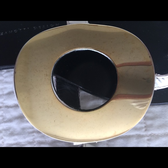 Giuseppe Zanotti white thong sandals w/gold circle - Picture 4 of 11